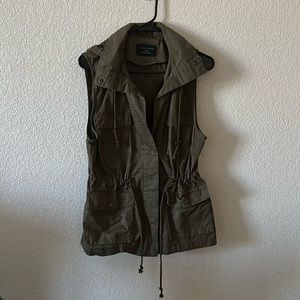 Green vest size L